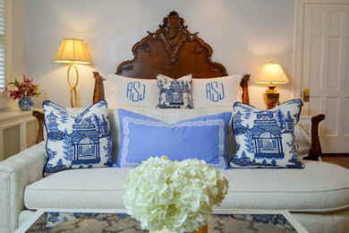 Modelo de dormitorio principal con paredes azules y suelo de madera en tonos medios