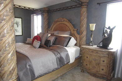 Foto de dormitorio principal clásico grande sin chimenea con paredes grises y moqueta