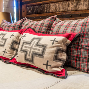 Imagen de dormitorio principal, de estilo americano, de tamaño medio, con parades naranjas, suelo de cemento y suelo rojo