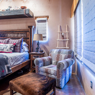 Imagen de dormitorio principal, de estilo americano, de tamaño medio, con parades naranjas, suelo de cemento y suelo rojo