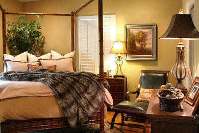 Modelo de dormitorio principal bohemio con paredes amarillas y suelo de madera en tonos medios