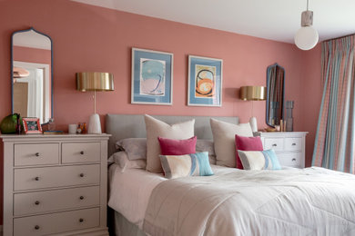 ウエストミッドランズにある中くらいなモダンスタイルのおしゃれな主寝室 (ピンクの壁、カーペット敷き、暖炉なし、コンクリートの暖炉まわり、グレーの床) のインテリア