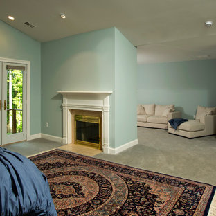Foto de dormitorio principal, tradicional, extra grande, con paredes azules, moqueta, chimenea tradicional y marco de chimenea de metal
