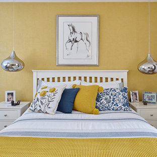 Diseño de dormitorio principal, tradicional renovado, de tamaño medio, con paredes amarillas, moqueta y suelo beige