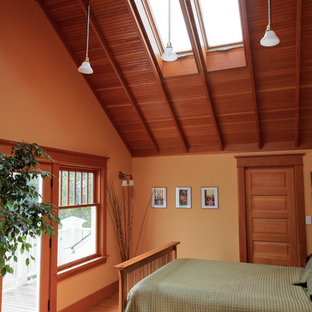 Ejemplo de dormitorio principal, de estilo americano, extra grande, con parades naranjas y suelo de madera clara