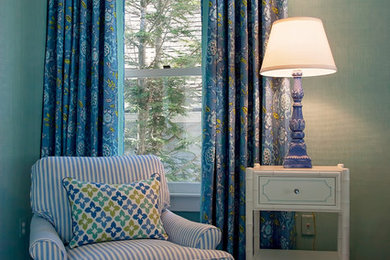 Modelo de habitación de invitados bohemia de tamaño medio sin chimenea con paredes azules, moqueta y suelo beige