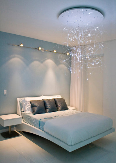 Contemporary Bedroom by tsida