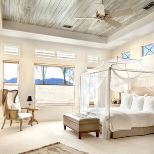Exemple d'une chambre avec moquette méditerranéenne avec un mur beige, une cheminée standard et un sol beige.