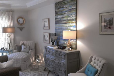 リッチモンドにある広いトランジショナルスタイルのおしゃれな主寝室 (白い壁、カーペット敷き、暖炉なし) のレイアウト