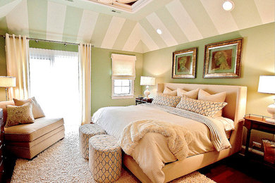 シカゴにある広いコンテンポラリースタイルのおしゃれな主寝室 (緑の壁、無垢フローリング) のレイアウト