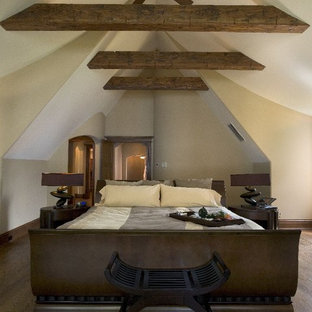 Foto de dormitorio principal, rústico, extra grande, con paredes beige y suelo de madera oscura