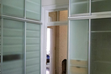 Imagen de dormitorio principal minimalista extra grande con paredes blancas y suelo de madera oscura