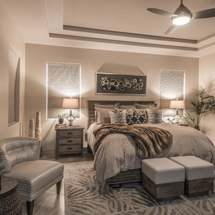 Imagen de dormitorio principal, rural, de tamaño medio, con paredes beige, suelo de baldosas de porcelana y suelo beige