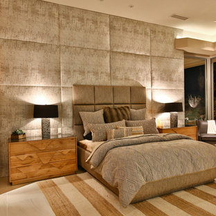 Foto de dormitorio principal, contemporáneo, extra grande, sin chimenea, con paredes beige, suelo de baldosas de porcelana y suelo beige