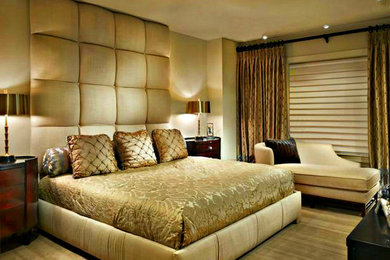 Foto de dormitorio principal tradicional renovado grande con paredes beige y moqueta
