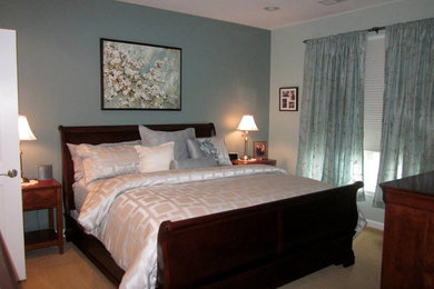 Foto de dormitorio principal clásico de tamaño medio sin chimenea con paredes grises, moqueta y suelo beige