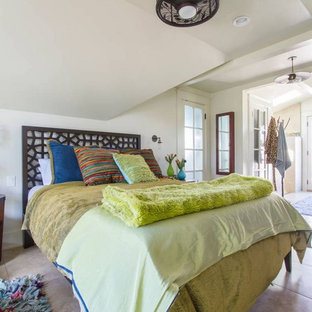 Imagen de dormitorio principal, clásico renovado, pequeño, con paredes blancas, suelo de travertino, chimenea de esquina y marco de chimenea de yeso