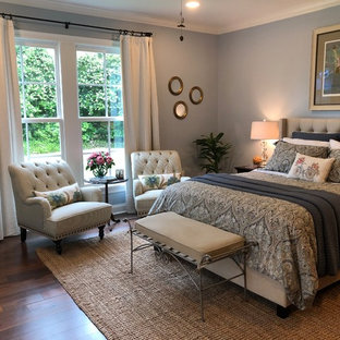 Idee per una grande camera matrimoniale classica con pareti blu, parquet scuro, camino lineare Ribbon, cornice del camino in mattoni e pavimento marrone