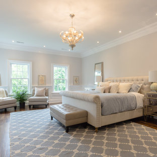 Foto de dormitorio principal, tradicional, extra grande, con paredes beige y suelo de madera en tonos medios
