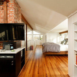 Foto de dormitorio tipo loft, tradicional renovado, pequeño, con paredes blancas, suelo de mármol y chimenea lineal