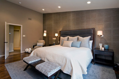 Diseño de dormitorio principal contemporáneo con paredes grises y suelo de madera oscura