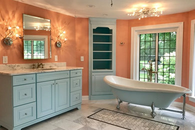 Diseño de cuarto de baño extra grande con paredes multicolor, suelo de mármol y suelo gris
