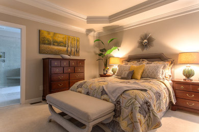 リッチモンドにある中くらいなトランジショナルスタイルのおしゃれな主寝室 (グレーの壁、カーペット敷き、暖炉なし) のインテリア