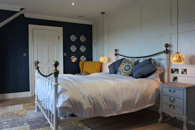 ダブリンにある中くらいなコンテンポラリースタイルのおしゃれな主寝室 (青い壁、ラミネートの床、茶色い床) のレイアウト