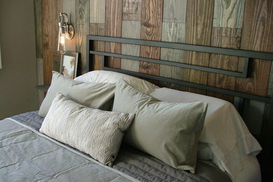 Ejemplo de dormitorio principal industrial con suelo de madera clara