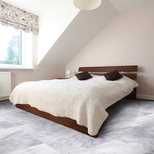 Exemple d'une grand chambre parentale scandinave avec un mur beige, un sol en marbre, aucune cheminée et un sol multicolore.