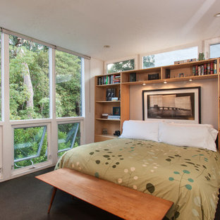 Modernes Schlafzimmer mit weißer Wandfarbe und schwarzem Boden in Los Angeles