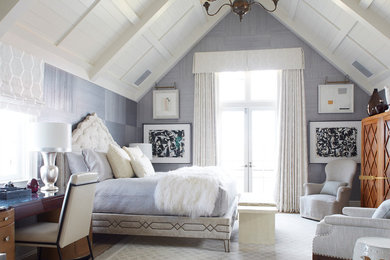 Foto de habitación de invitados tradicional renovada grande con suelo de madera oscura, suelo marrón y paredes grises
