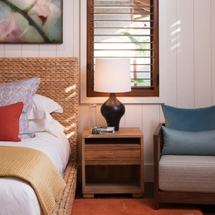 Imagen de habitación de invitados exótica, de tamaño medio, con paredes blancas y suelo de madera en tonos medios
