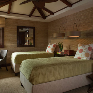Foto de habitación de invitados tropical, sin chimenea, con moqueta