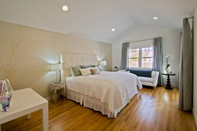 Imagen de dormitorio principal moderno grande sin chimenea con paredes blancas y suelo de madera clara