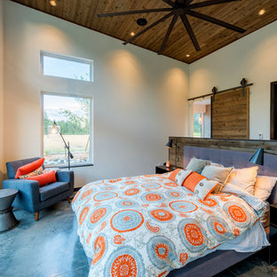Diseño de dormitorio principal, rural, grande, con paredes blancas, suelo de cemento y suelo beige