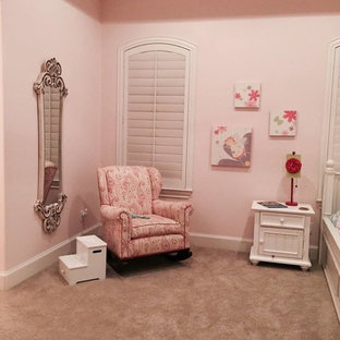 Foto de dormitorio romántico, grande, sin chimenea, con moqueta y paredes rosas