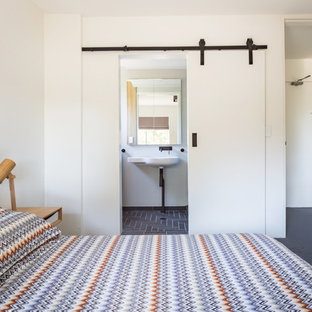 Imagen de dormitorio principal, minimalista, pequeño, sin chimenea, con paredes blancas, suelo de linóleo y suelo azul