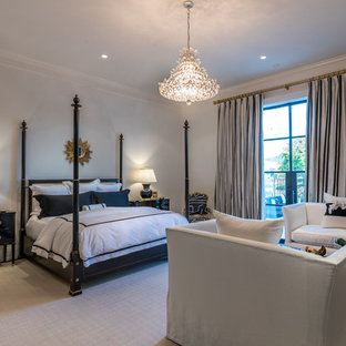 Imagen de dormitorio principal, tradicional renovado, grande, con paredes blancas, moqueta y suelo negro