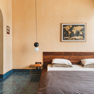 Ejemplo de dormitorio principal, contemporáneo, sin chimenea, con parades naranjas y suelo multicolor