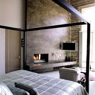 Mittelgroßes Modernes Hauptschlafzimmer mit beiger Wandfarbe, Teppichboden, Kamin und Kaminumrandung aus Beton in Sonstige