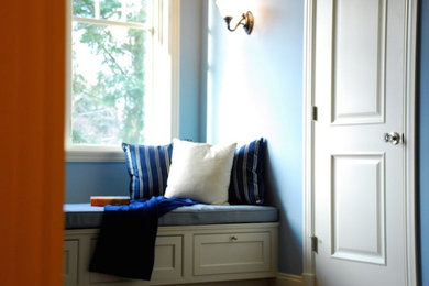 オレンジカウンティにある中くらいなトラディショナルスタイルのおしゃれな主寝室 (青い壁、無垢フローリング、暖炉なし、茶色い床) のレイアウト