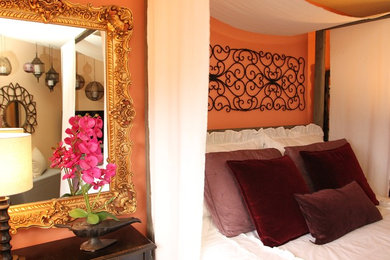 ルイビルにある小さな地中海スタイルのおしゃれな主寝室 (カーペット敷き)