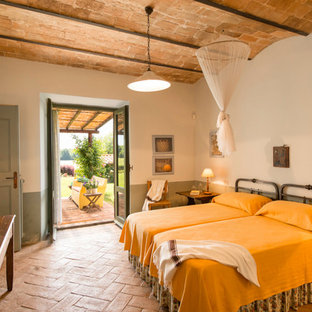 Imagen de habitación de invitados mediterránea, de tamaño medio, con paredes blancas y suelo de ladrillo