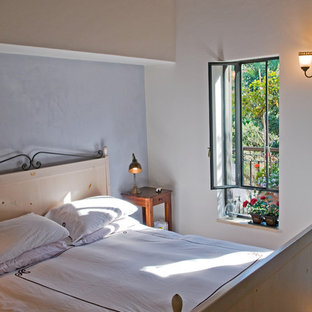 Modelo de dormitorio rural con paredes púrpuras