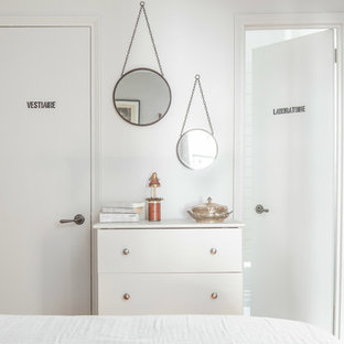 Foto de dormitorio principal, bohemio, pequeño, sin chimenea, con paredes grises y suelo de madera en tonos medios