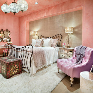 Imagen de dormitorio mediterráneo con paredes rosas y suelo de madera clara