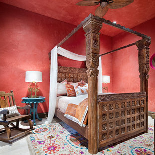 Idee per una camera da letto mediterranea con pareti rosse