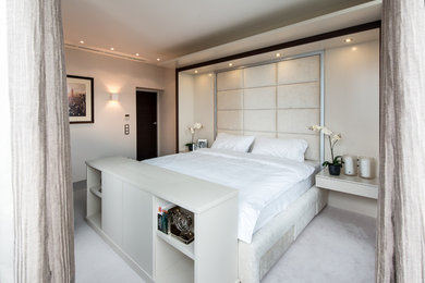 Пример оригинального дизайна: хозяйская спальня среднего размера в современном стиле с бежевыми стенами, ковровым покрытием, белым полом и панелями на части стены
