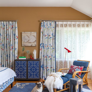 Modelo de dormitorio principal, clásico renovado, de tamaño medio, con paredes marrones y suelo de madera en tonos medios